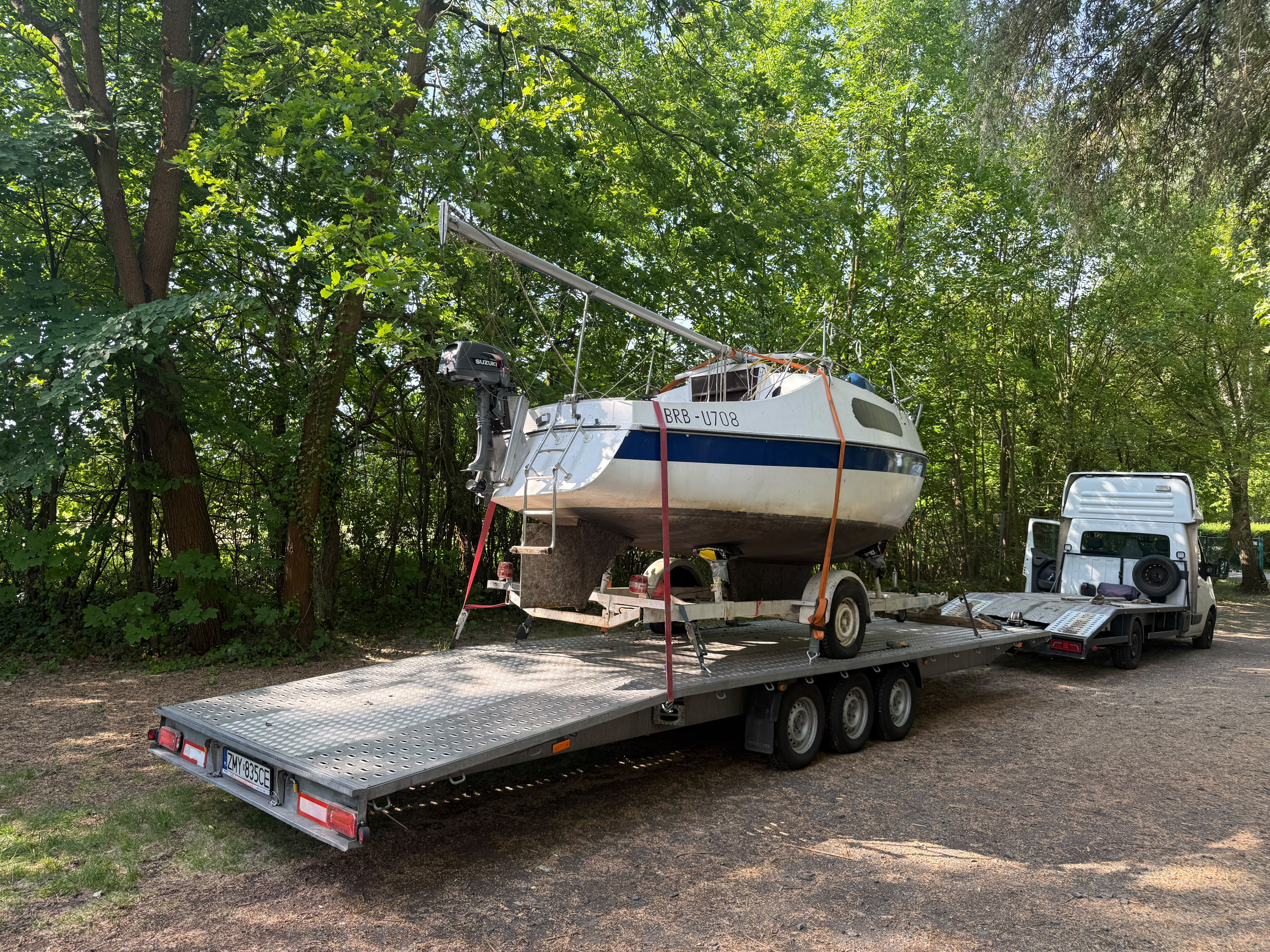 Transport łodzi żaglowej